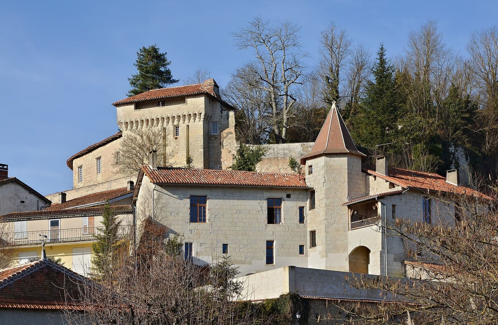 The château and rooftops of Aubeterre-sur-Dronne, stacked up the hillside.