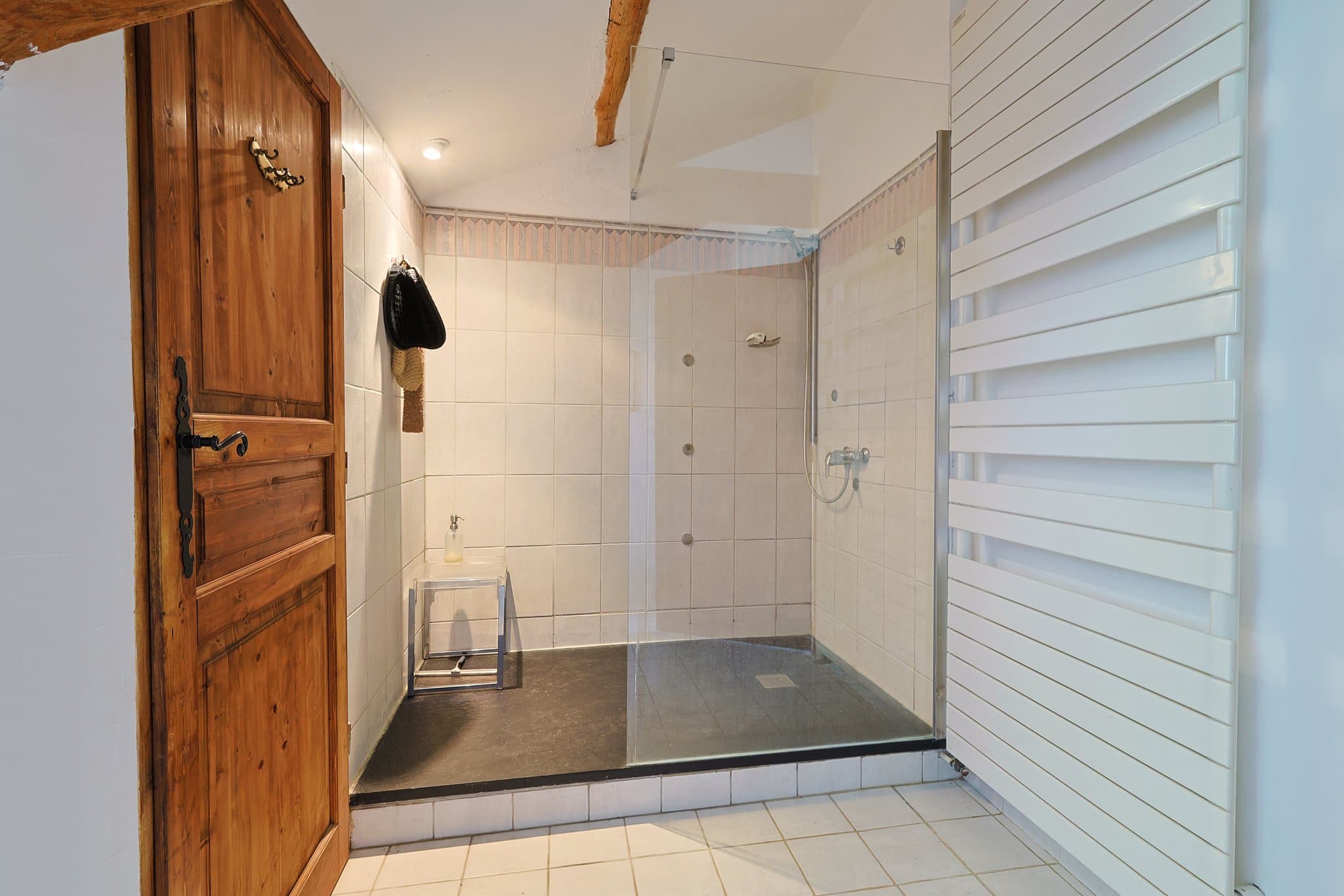 A second first-floor bathroom at Chez Momône, with a walk-in shower.